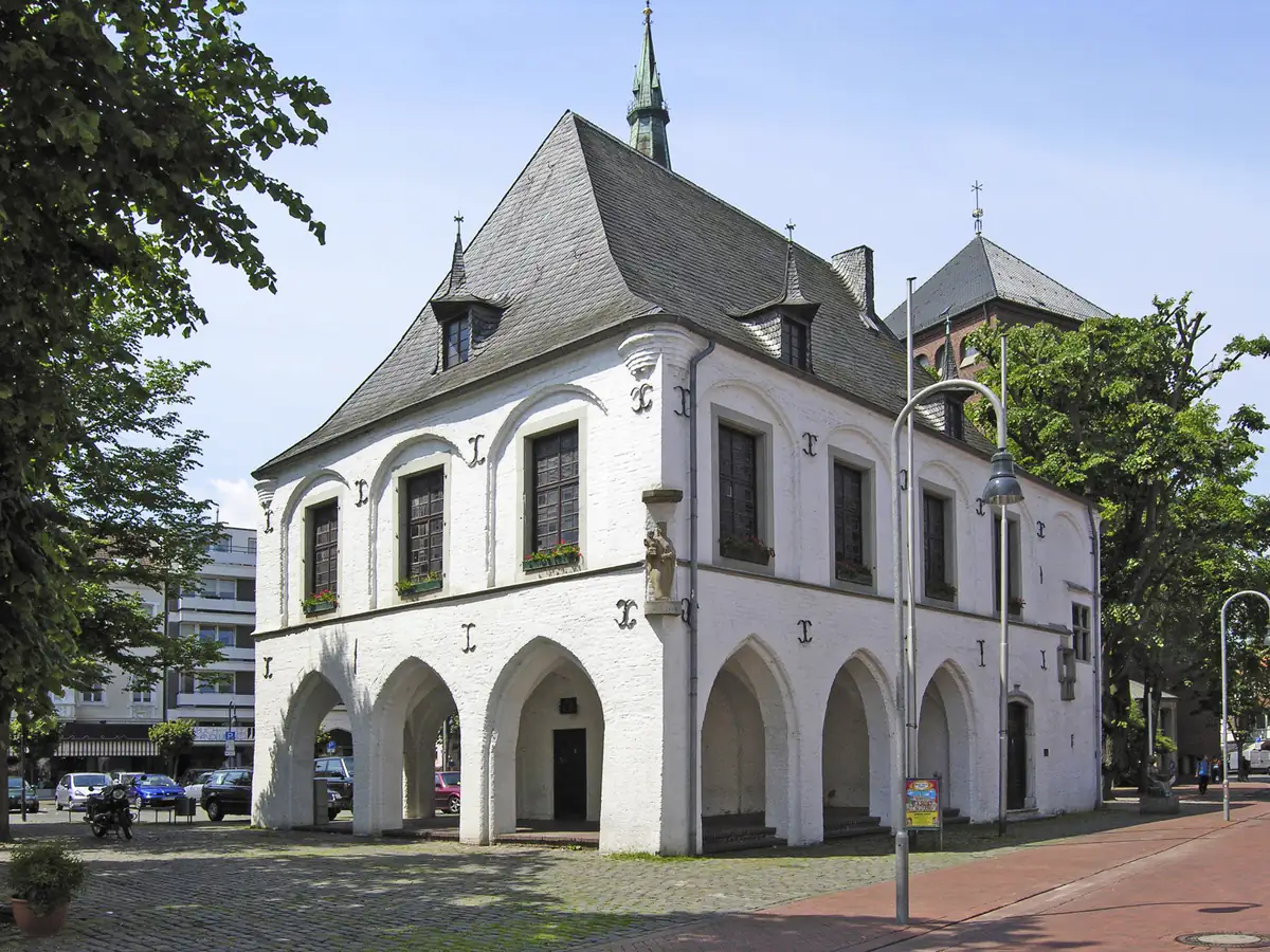 Altes Rathaus mit Laubenhalle am Markt in Erkelenz