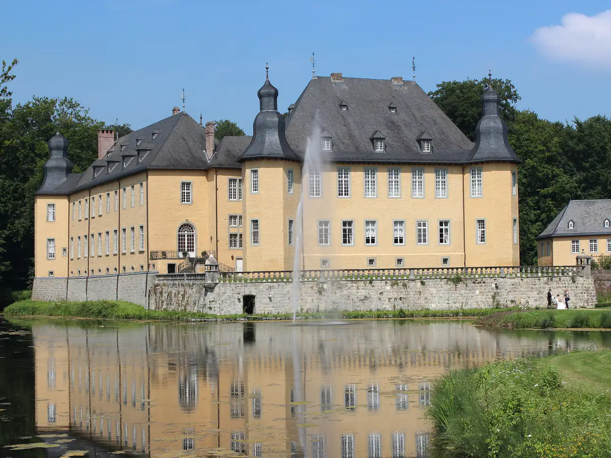 Schloss Dyck in Jüchen mit Fontäne und Spiegelung im Wassergraben
