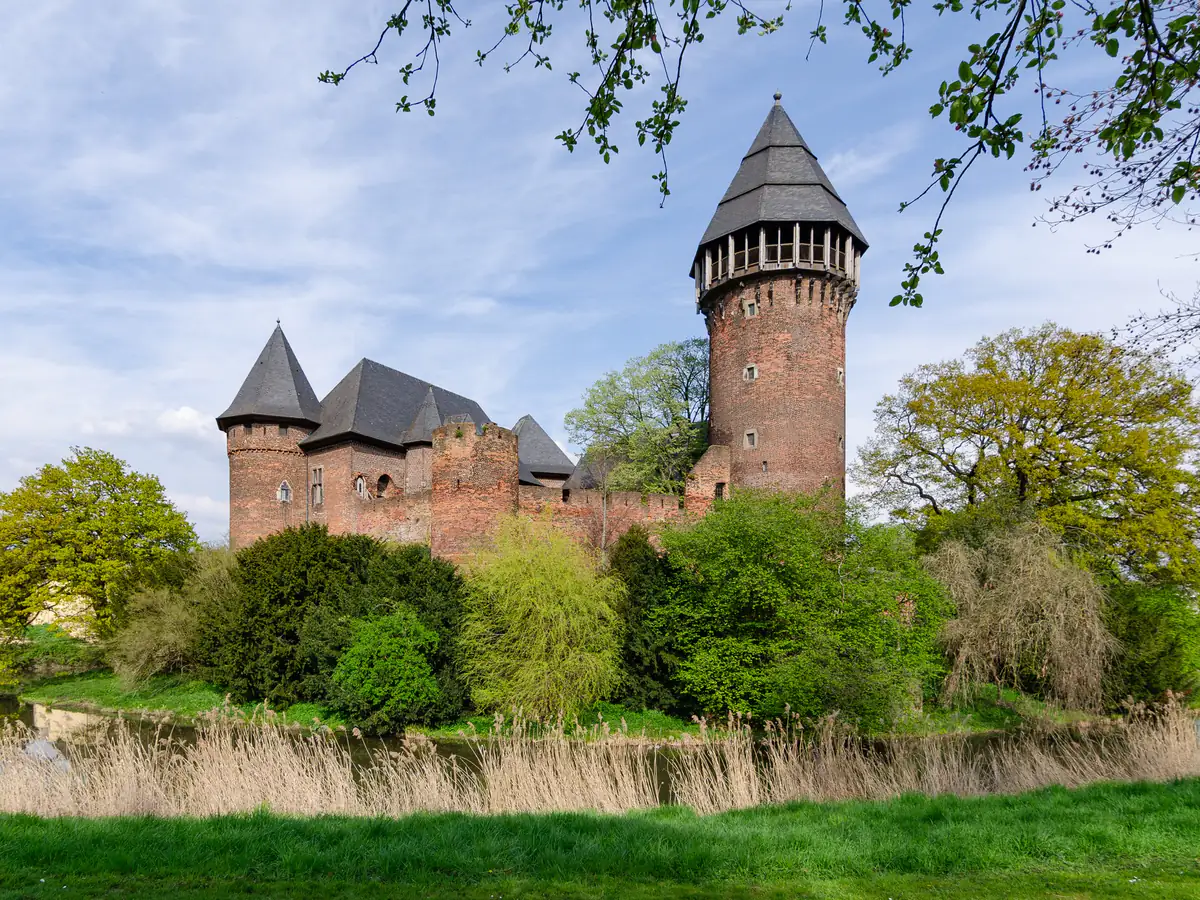 Burg Linn in Krefeld im Frühling