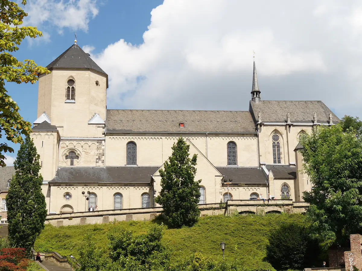 Münster St. Vitus in Mönchengladbach an einem sonnigen Sommertag