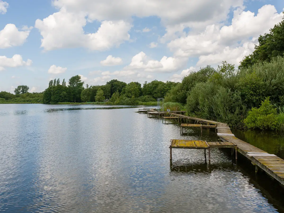 Holzsteg am Poelvenn, einem der Krickenbecker Seen in Nettetal