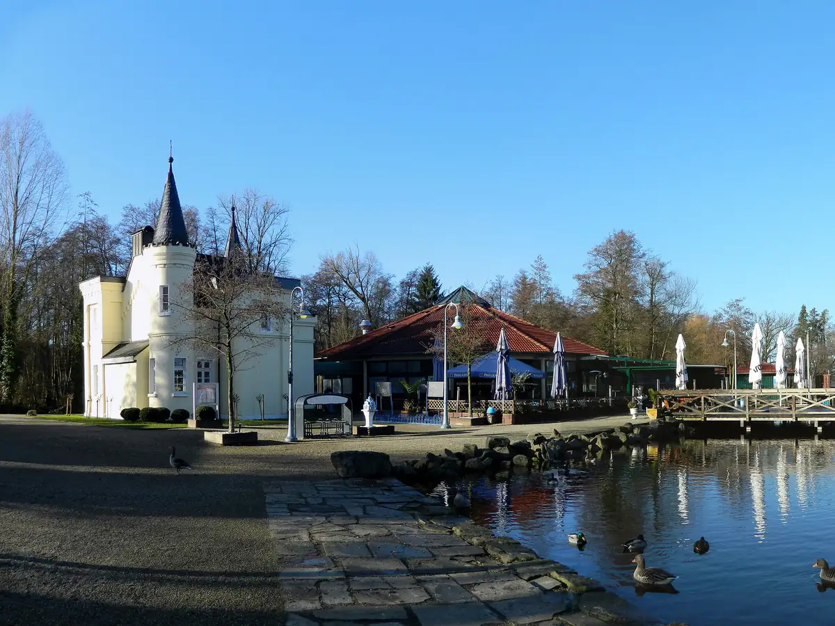 Inselschlösschen am Hariksee in Schwalmtal-Amern