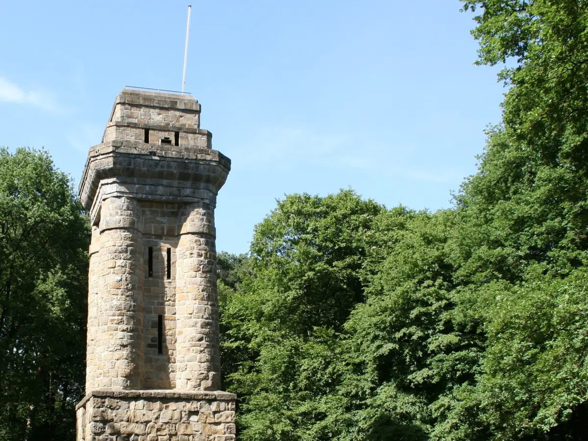 Bismarckturm im Stadtwald Hoher Busch in Viersen an einem sonnigen Tag