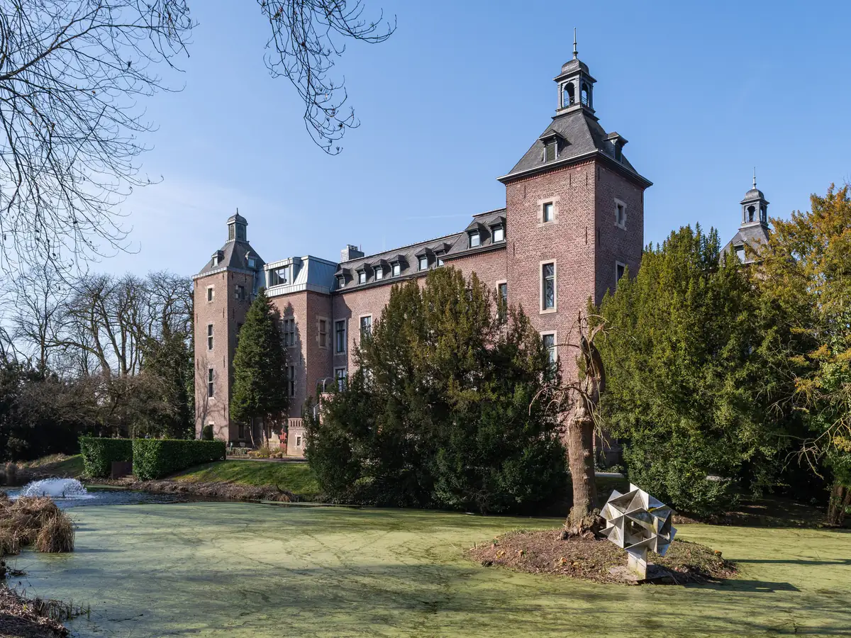 Schloss Neersen in Willich, vom Schlosspark aus gesehen